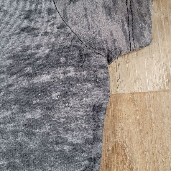 🔹️DASH Gray & Silver 'Dash' Vneck Short Sleeve Tshirt Small - Picture 8 of 8
